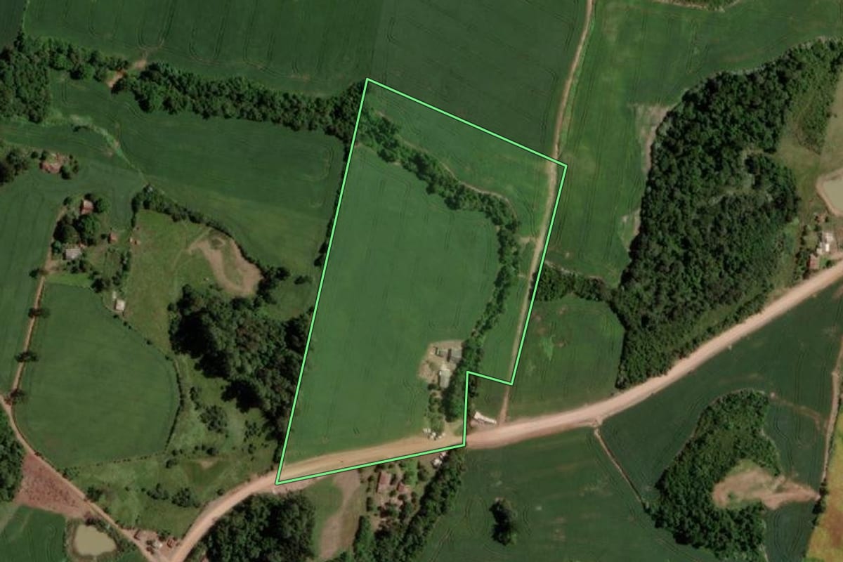 Imagem de satélite do imóvel rural em Segredo (RS), com o contorno declarado no CAR desenhado por cima.