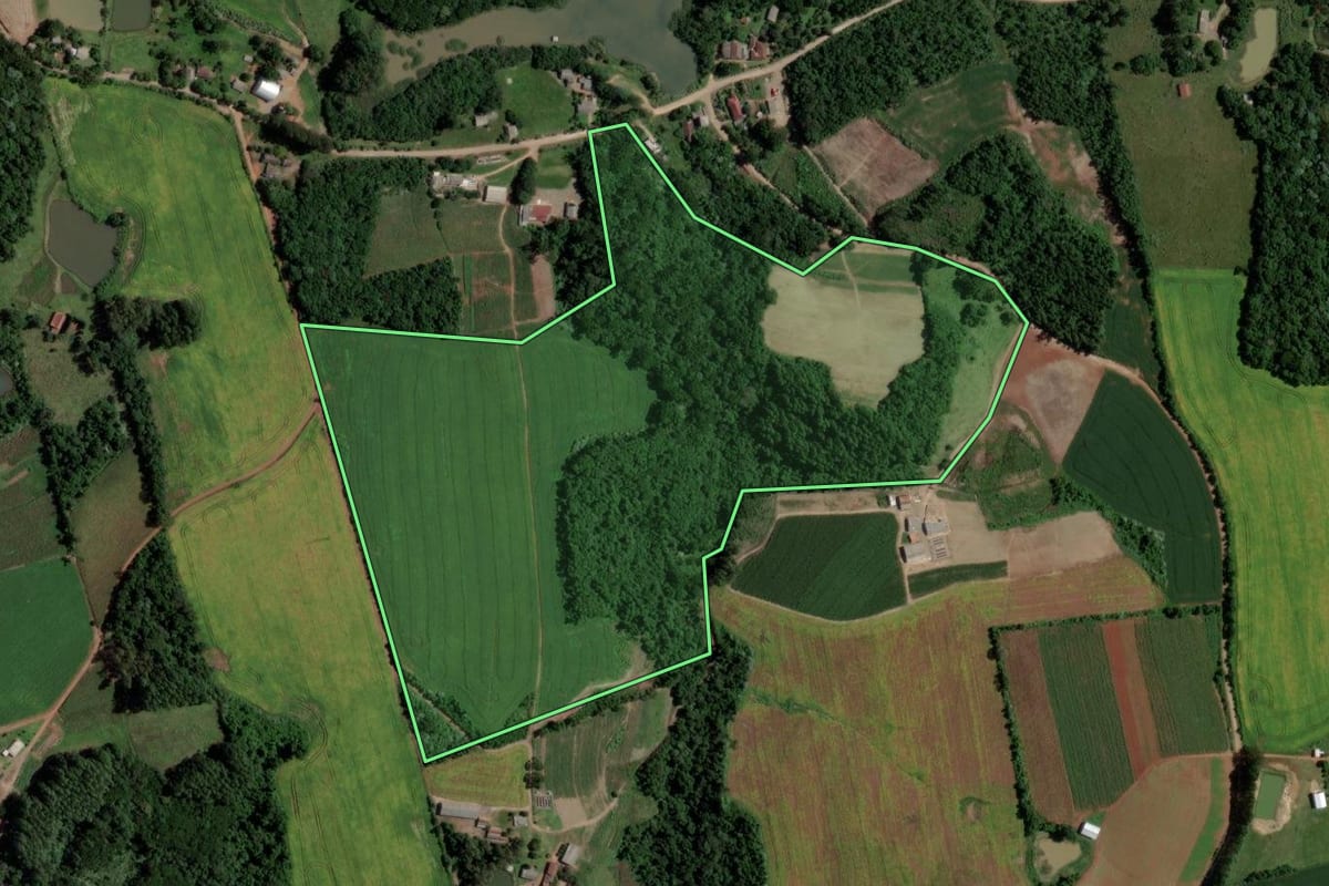 Imagem de satélite do imóvel rural em Segredo (RS), com o contorno declarado no CAR desenhado por cima.