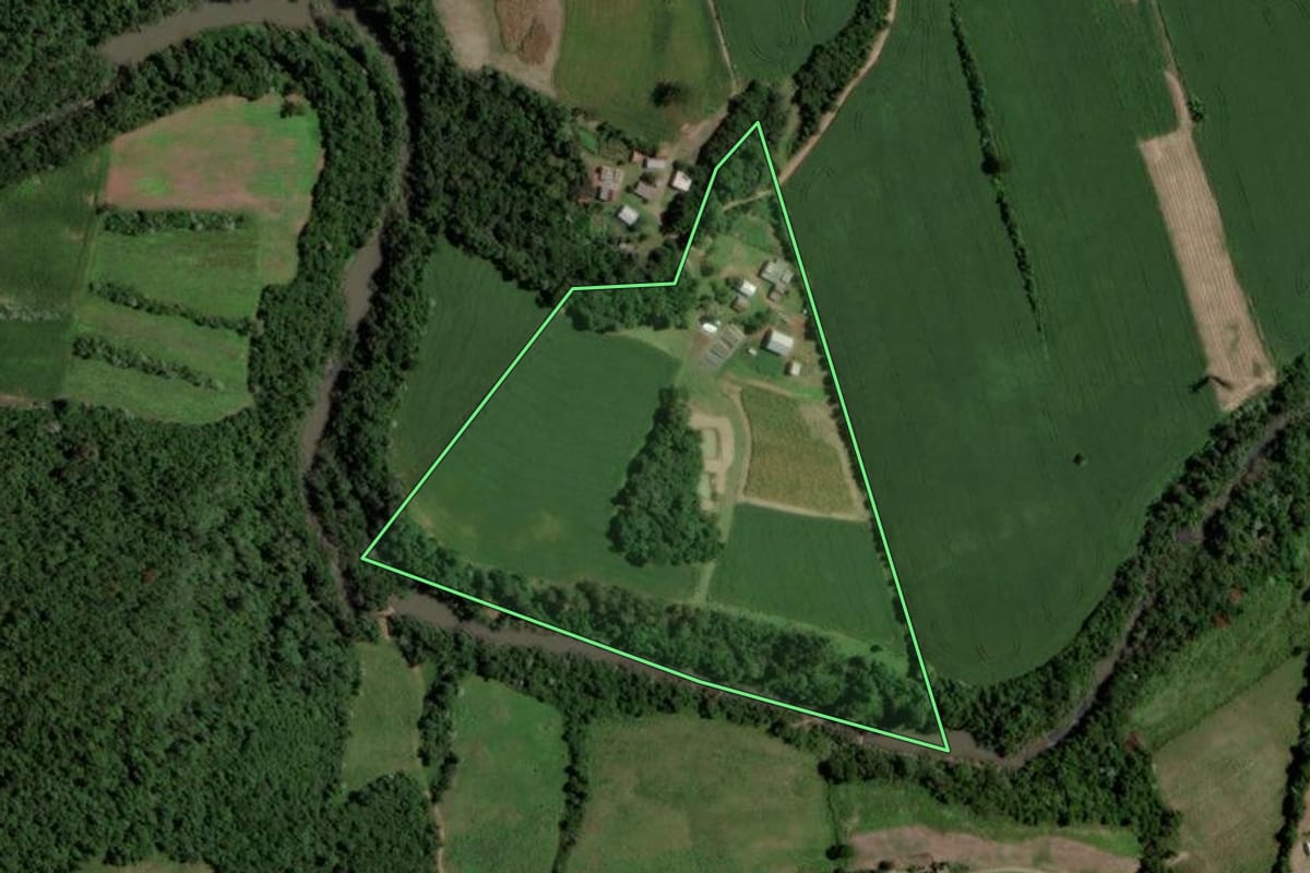 Imagem de satélite do imóvel rural em Segredo (RS), com o contorno declarado no CAR desenhado por cima.