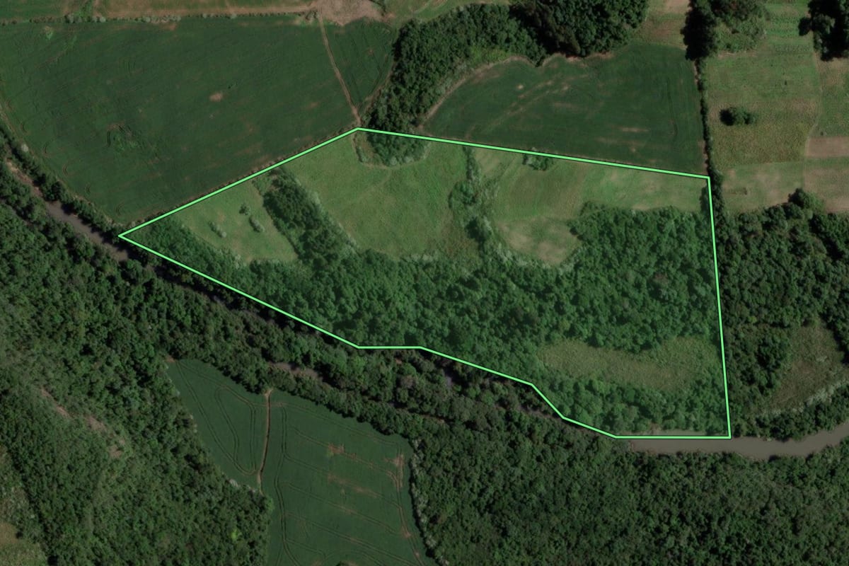 Imagem de satélite do imóvel rural em Segredo (RS), com o contorno declarado no CAR desenhado por cima.