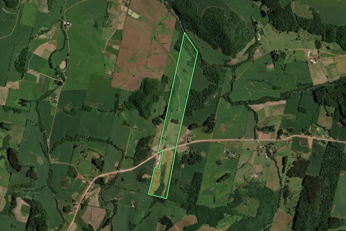 Imagem de satélite do imóvel rural em Segredo (RS), com o contorno declarado no CAR desenhado por cima.