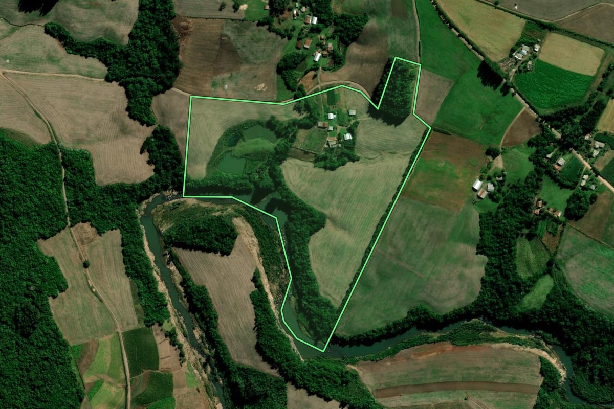 Imagem de satélite do imóvel rural em Segredo (RS), com o contorno declarado no CAR desenhado por cima.