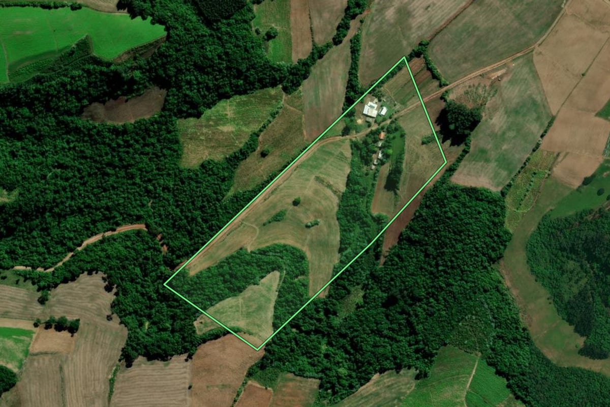 Imagem de satélite do imóvel rural em Segredo (RS), com o contorno declarado no CAR desenhado por cima.