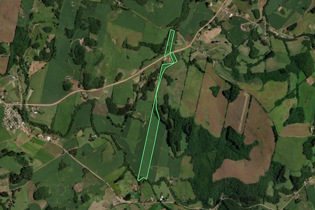 Imagem de satélite do imóvel rural em Segredo (RS), com o contorno declarado no CAR desenhado por cima.