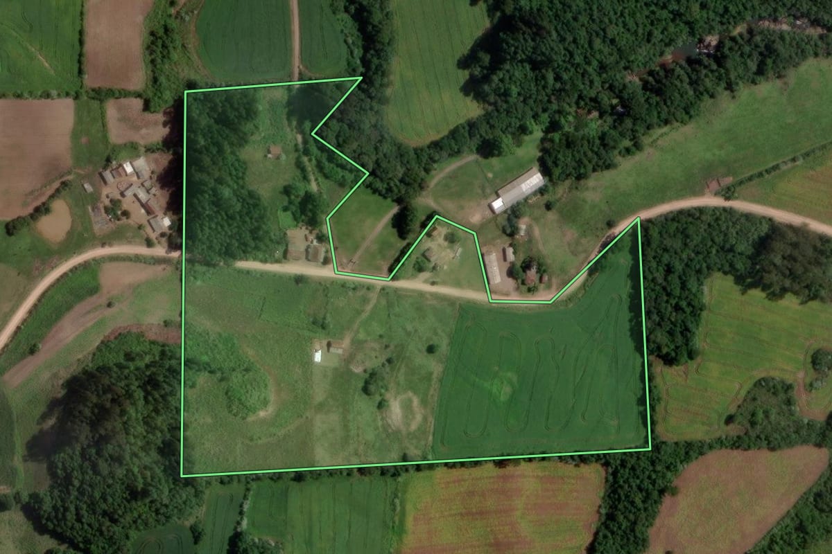 Imagem de satélite do imóvel rural em Segredo (RS), com o contorno declarado no CAR desenhado por cima.