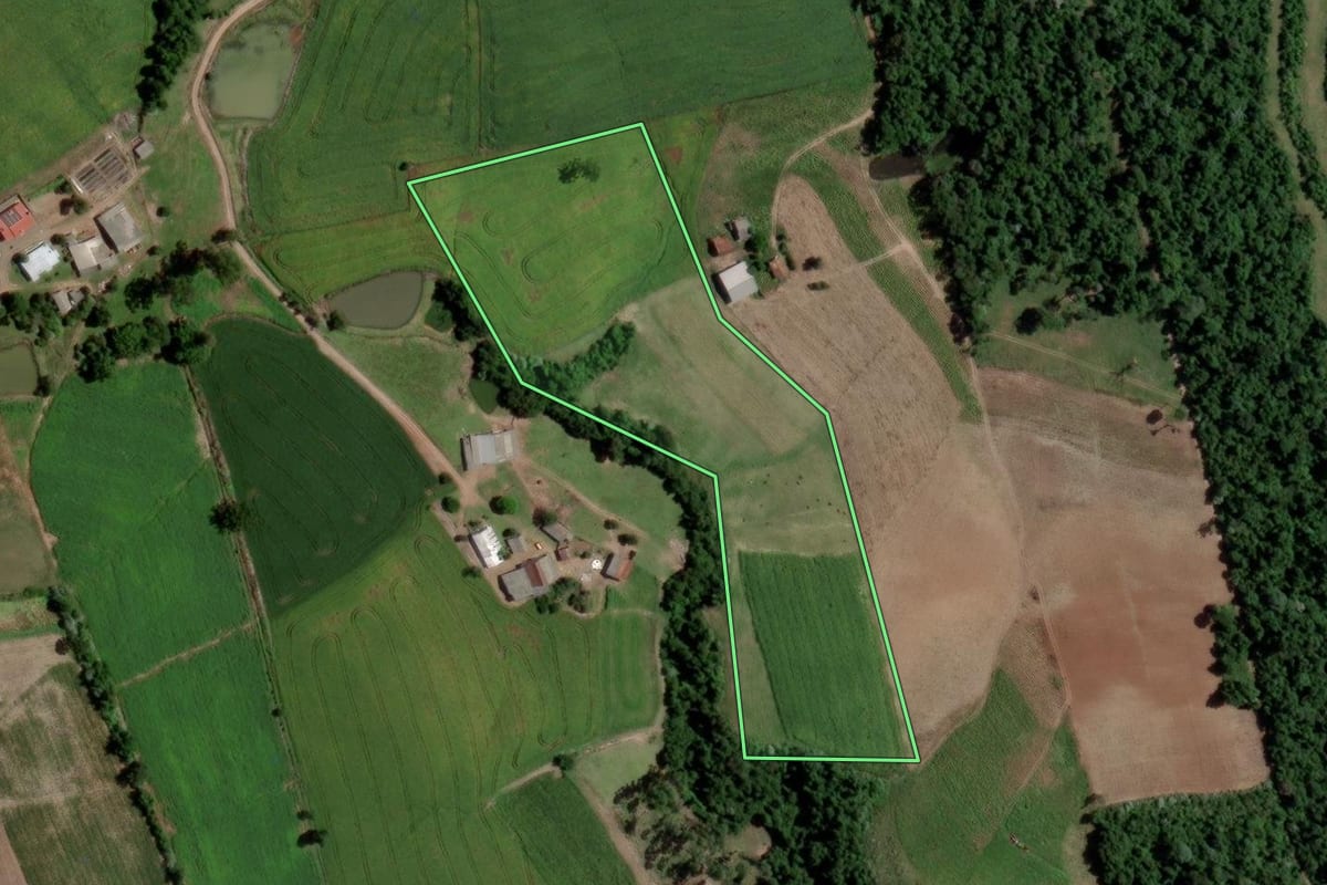 Imagem de satélite do imóvel rural em Segredo (RS), com o contorno declarado no CAR desenhado por cima.
