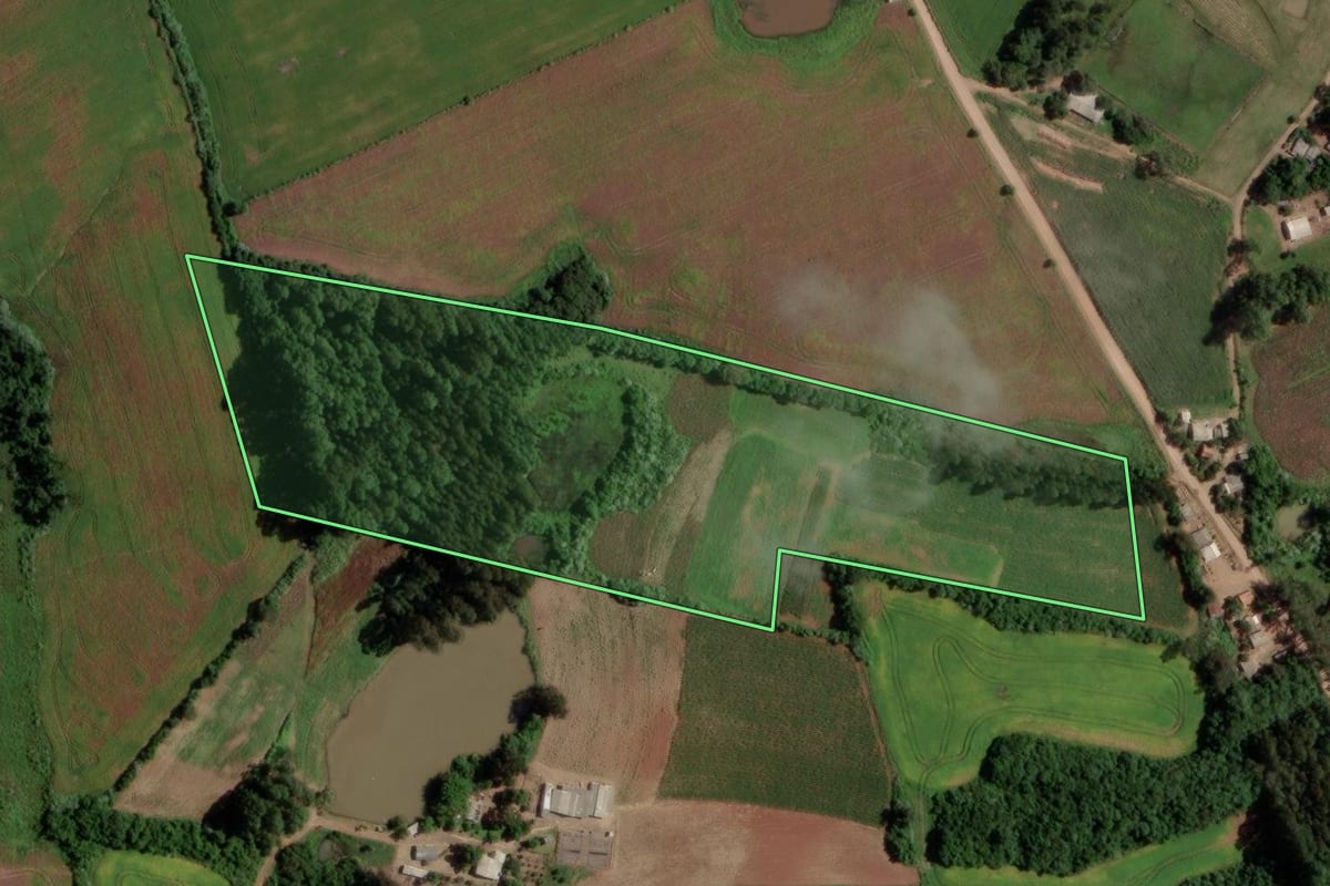 Imagem de satélite do imóvel rural em Segredo (RS), com o contorno declarado no CAR desenhado por cima.