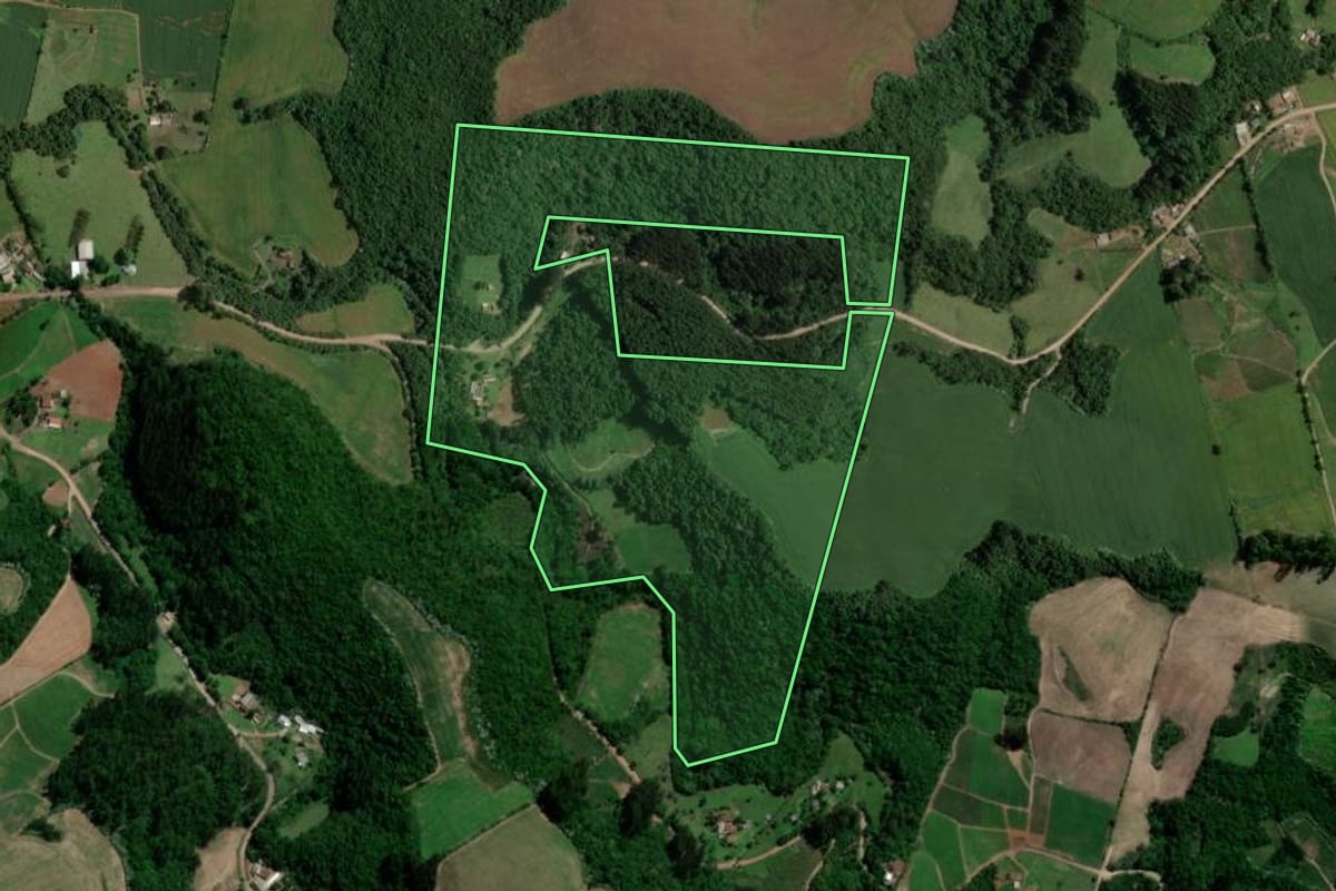 Imagem de satélite do imóvel rural em Segredo (RS), com o contorno declarado no CAR desenhado por cima.