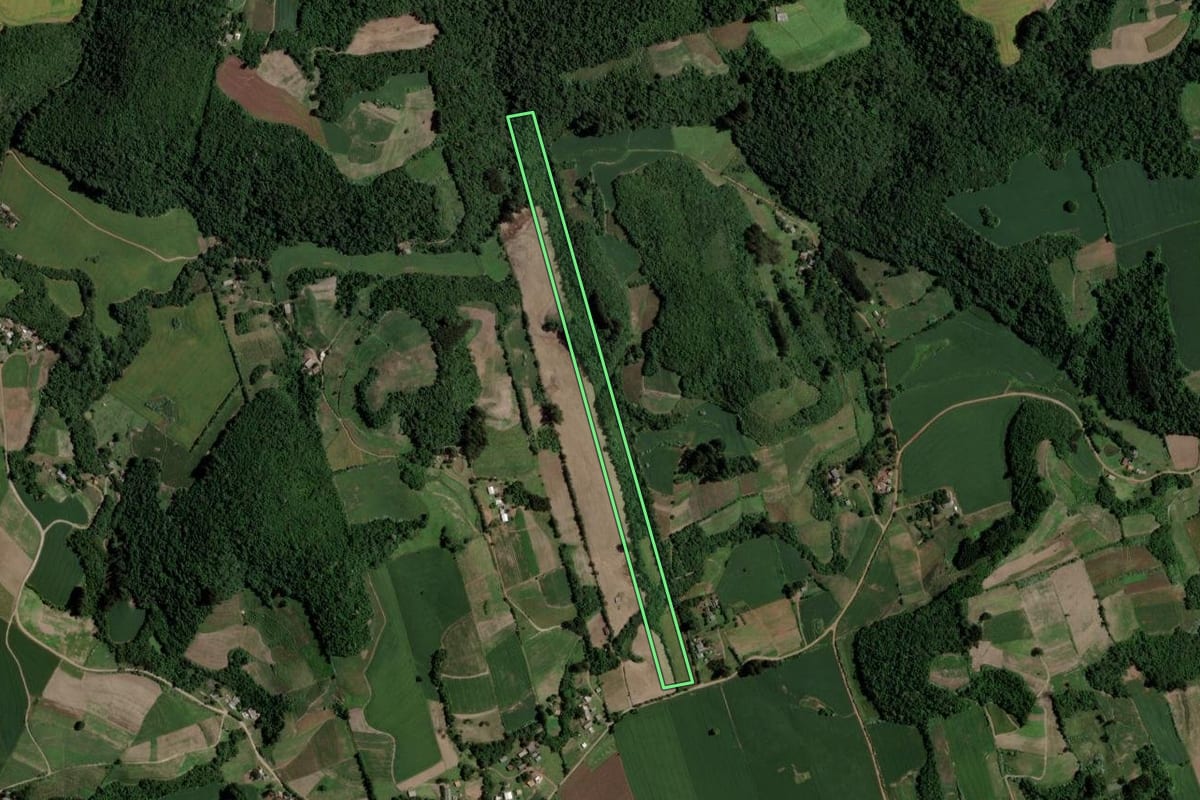 Imagem de satélite do imóvel rural em Segredo (RS), com o contorno declarado no CAR desenhado por cima.