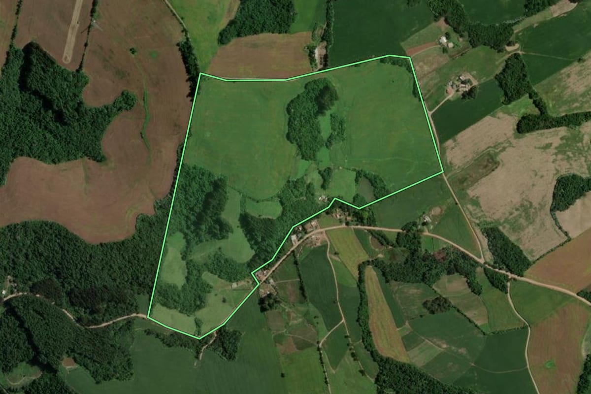 Imagem de satélite do imóvel rural em Segredo (RS), com o contorno declarado no CAR desenhado por cima.