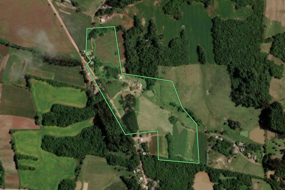 Imagem de satélite do imóvel rural em Segredo (RS), com o contorno declarado no CAR desenhado por cima.