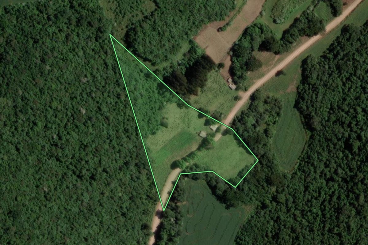 Imagem de satélite do imóvel rural em Segredo (RS), com o contorno declarado no CAR desenhado por cima.
