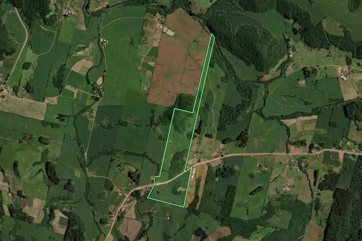 Imagem de satélite do imóvel rural em Segredo (RS), com o contorno declarado no CAR desenhado por cima.