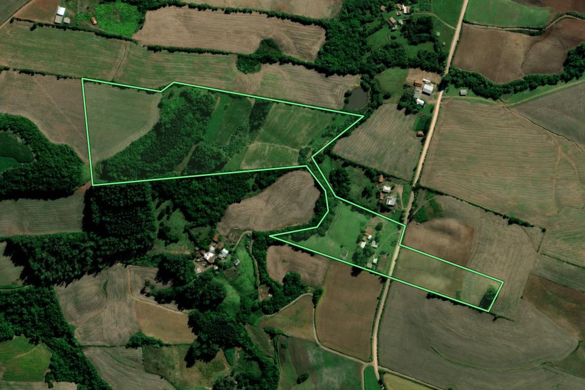 Imagem de satélite do imóvel rural em Segredo (RS), com o contorno declarado no CAR desenhado por cima.