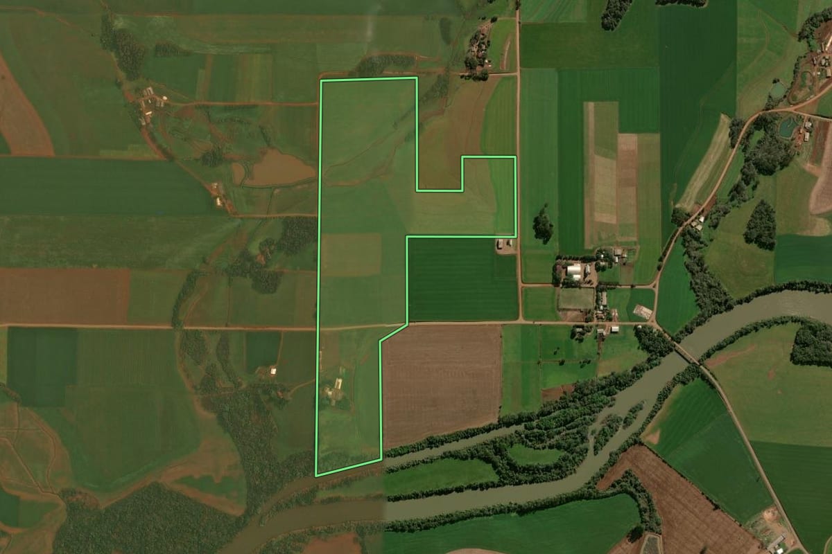 Imagem de satélite do imóvel rural em Selbach (RS), com o contorno declarado no CAR desenhado por cima.