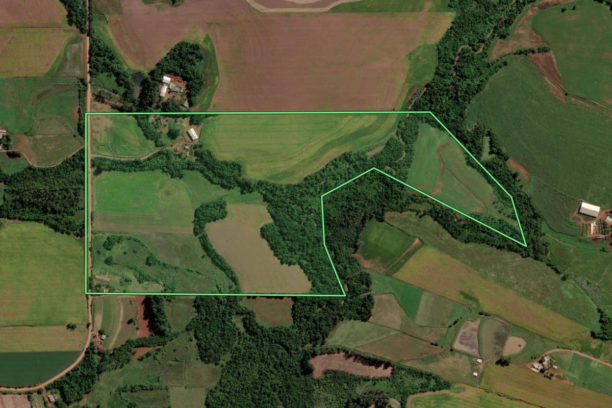 Imagem de satélite do imóvel rural em Senador Salgado Filho (RS), com o contorno declarado no CAR desenhado por cima.