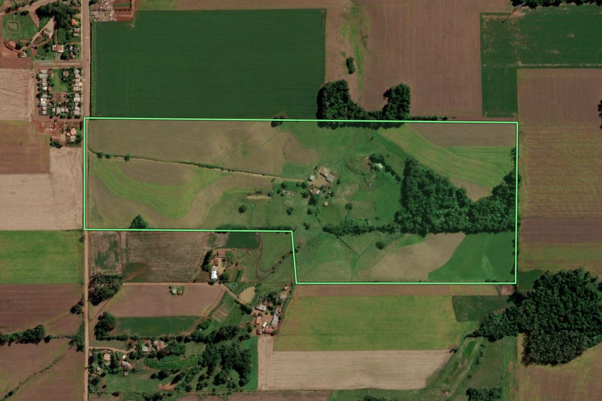Imagem de satélite do imóvel rural em Senador Salgado Filho (RS), com o contorno declarado no CAR desenhado por cima.