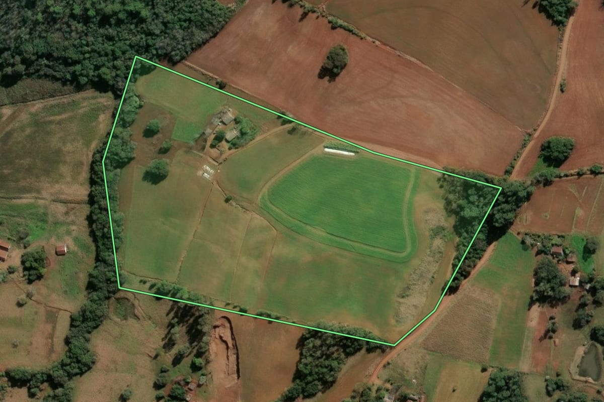 Imagem de satélite do imóvel rural em Senador Salgado Filho (RS), com o contorno declarado no CAR desenhado por cima.