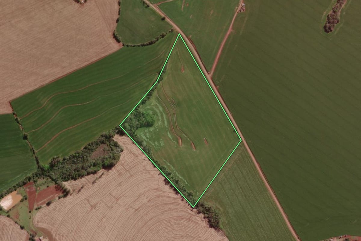 Imagem de satélite do imóvel rural em Senador Salgado Filho (RS), com o contorno declarado no CAR desenhado por cima.