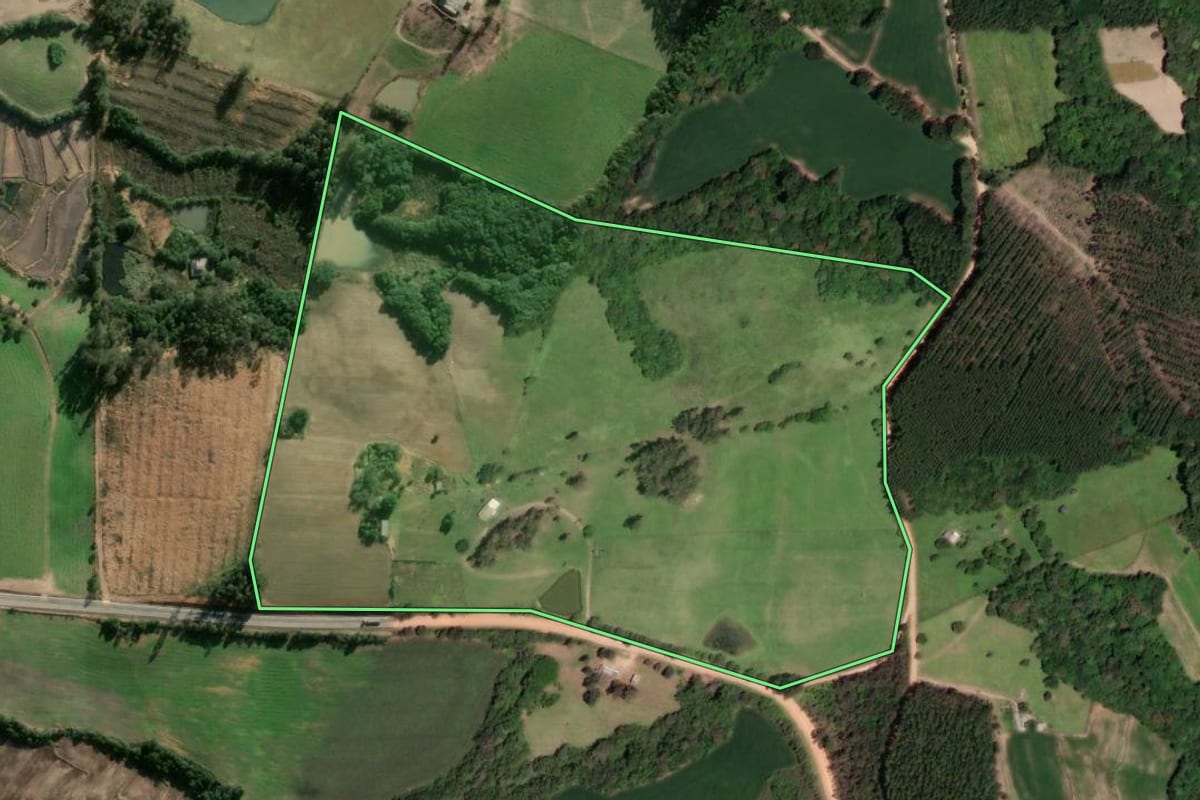 Imagem de satélite do imóvel rural em Sentinela do Sul (RS), com o contorno declarado no CAR desenhado por cima.