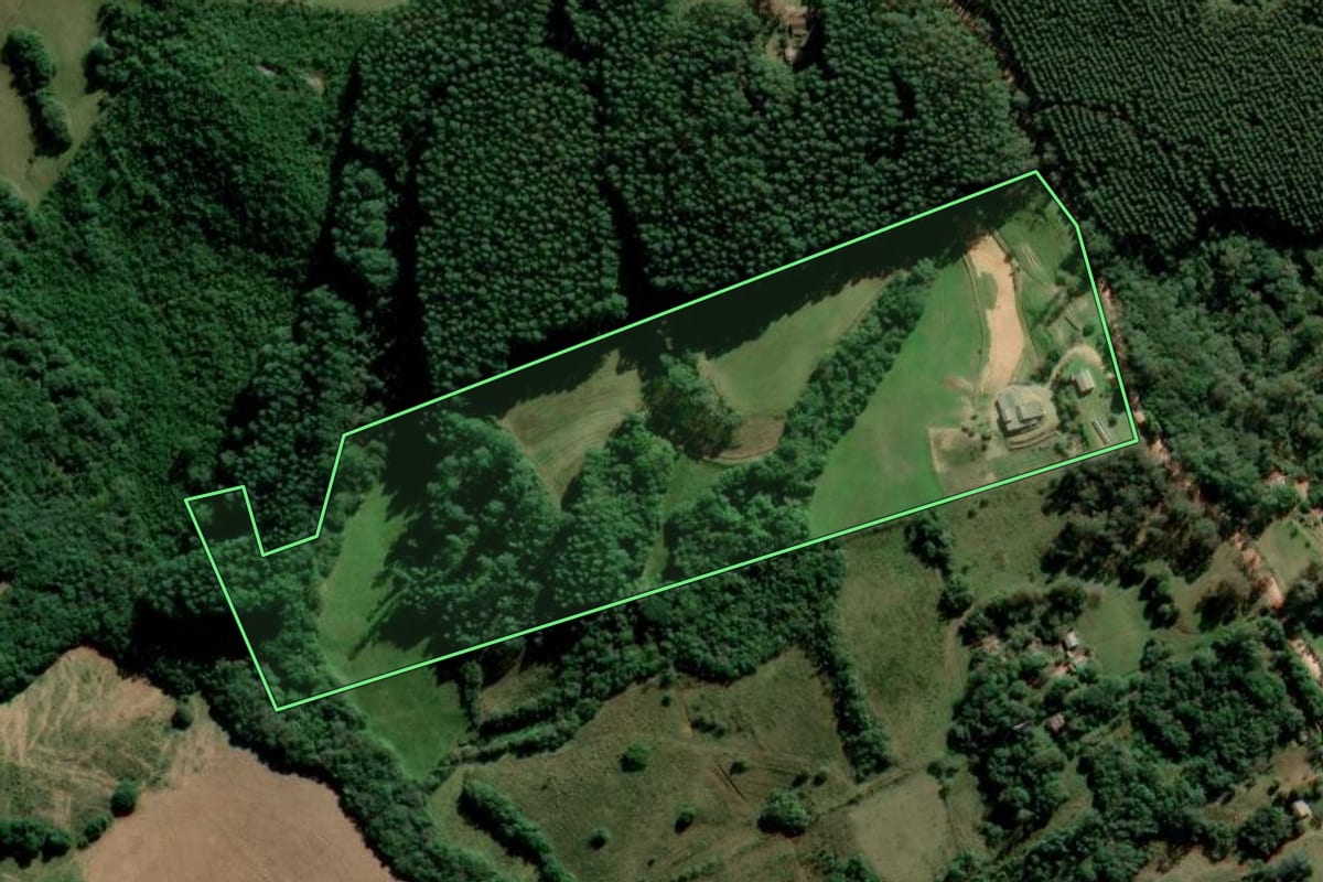 Imagem de satélite do imóvel rural em Sentinela do Sul (RS), com o contorno declarado no CAR desenhado por cima.