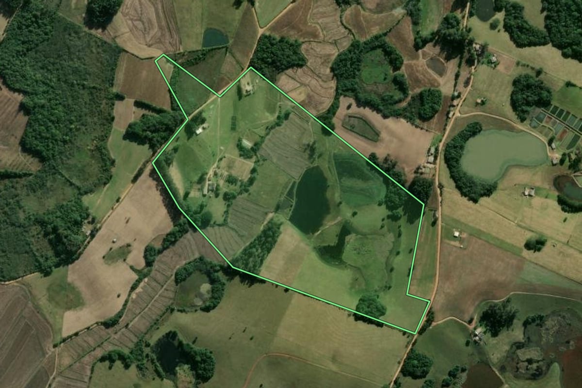 Imagem de satélite do imóvel rural em Sentinela do Sul (RS), com o contorno declarado no CAR desenhado por cima.