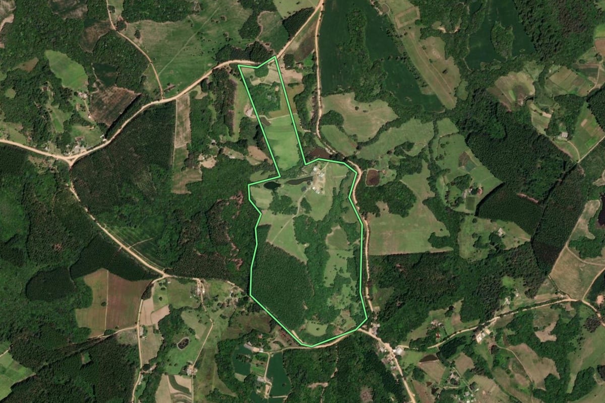 Imagem de satélite do imóvel rural em Sentinela do Sul (RS), com o contorno declarado no CAR desenhado por cima.