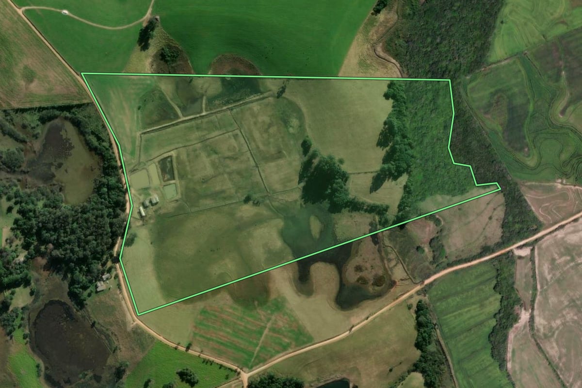 Imagem de satélite do imóvel rural em Sentinela do Sul (RS), com o contorno declarado no CAR desenhado por cima.