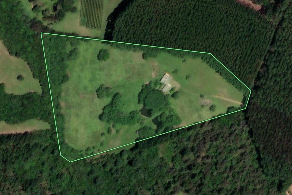 Imagem de satélite do imóvel rural em Sentinela do Sul (RS), com o contorno declarado no CAR desenhado por cima.