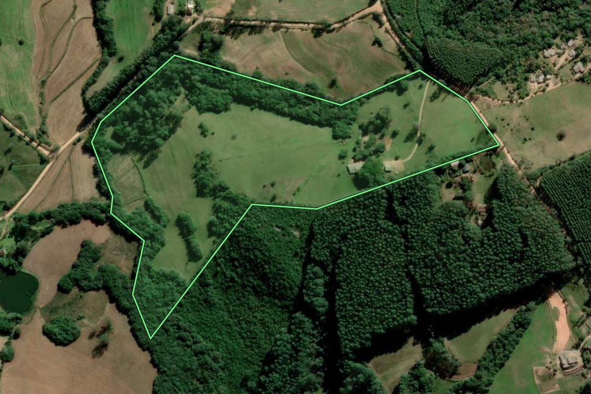 Imagem de satélite do imóvel rural em Sentinela do Sul (RS), com o contorno declarado no CAR desenhado por cima.