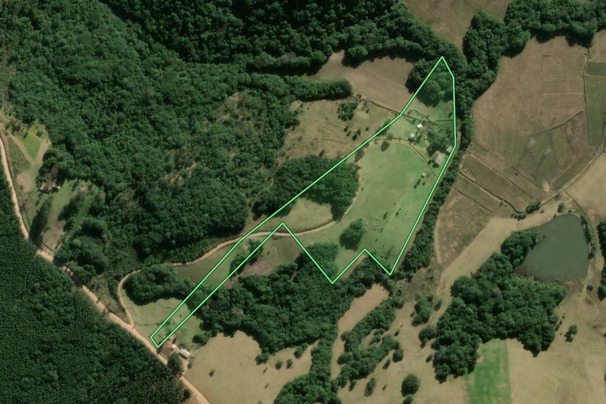 Imagem de satélite do imóvel rural em Sentinela do Sul (RS), com o contorno declarado no CAR desenhado por cima.