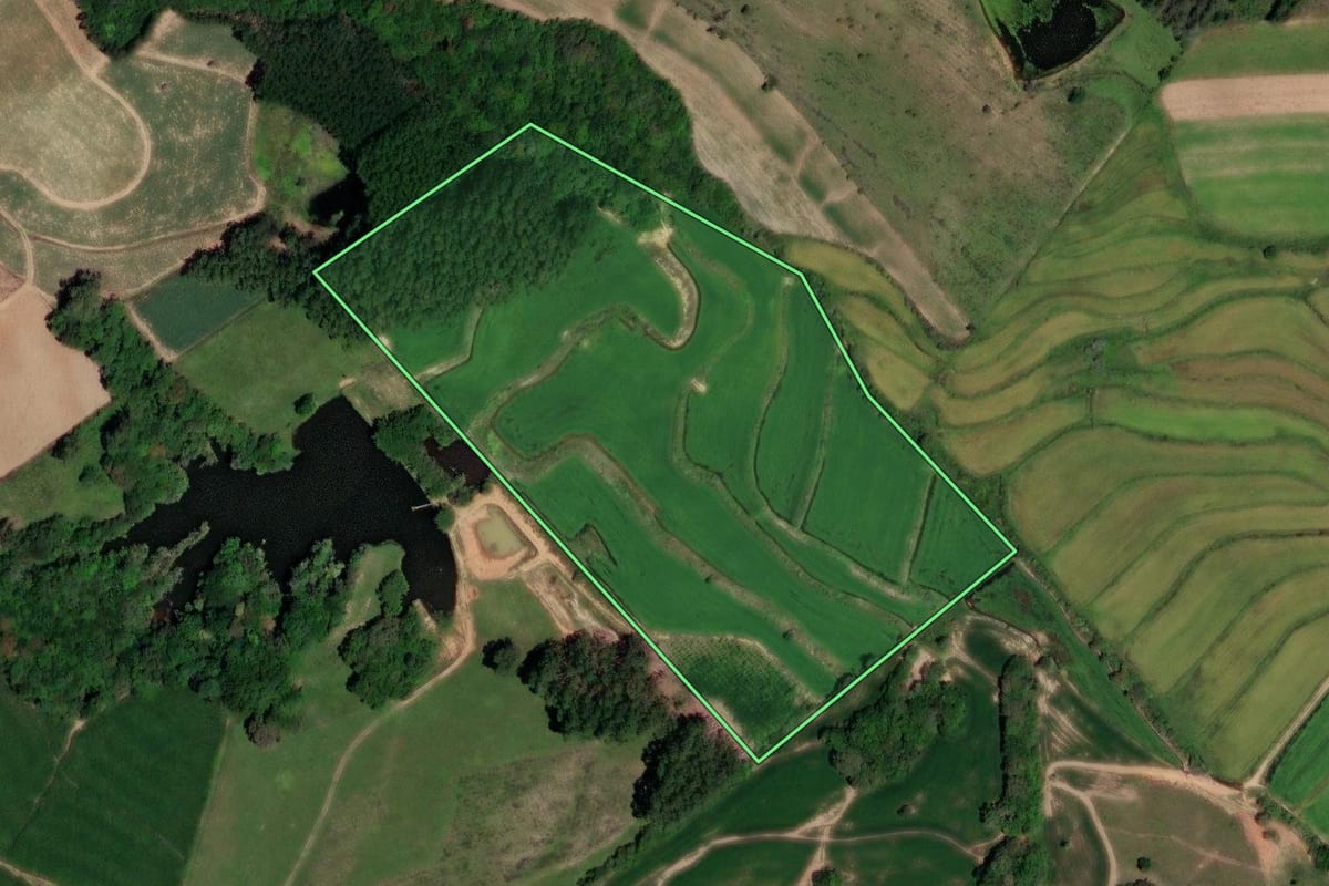 Imagem de satélite do imóvel rural em Sentinela do Sul (RS), com o contorno declarado no CAR desenhado por cima.