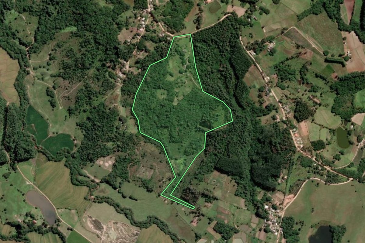 Imagem de satélite do imóvel rural em Sentinela do Sul (RS), com o contorno declarado no CAR desenhado por cima.