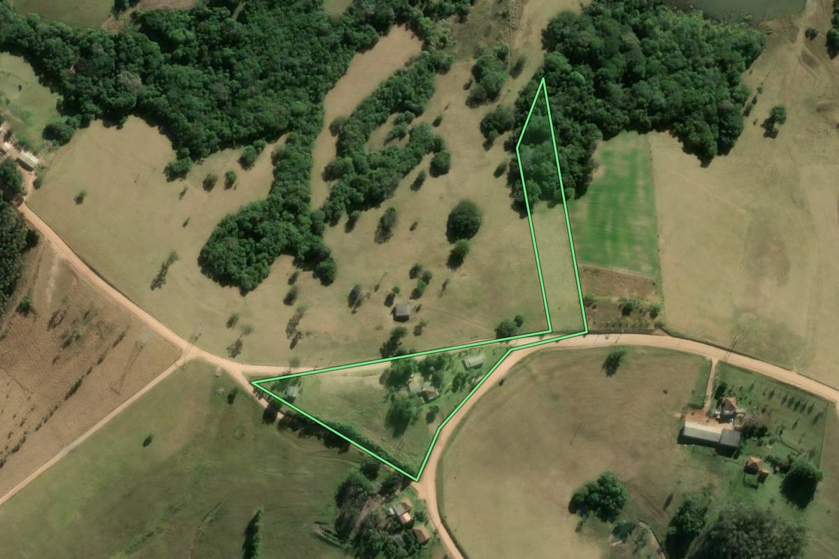 Imagem de satélite do imóvel rural em Sentinela do Sul (RS), com o contorno declarado no CAR desenhado por cima.