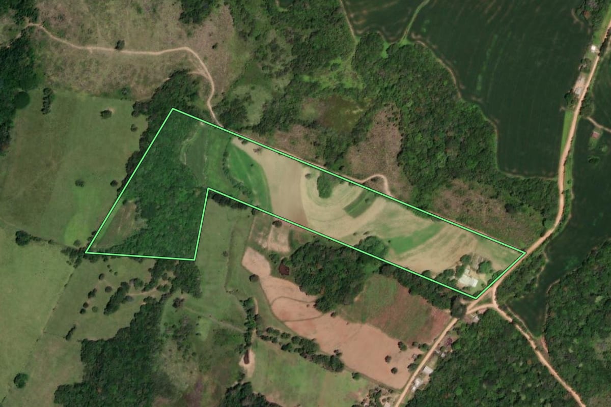 Imagem de satélite do imóvel rural em Sentinela do Sul (RS), com o contorno declarado no CAR desenhado por cima.