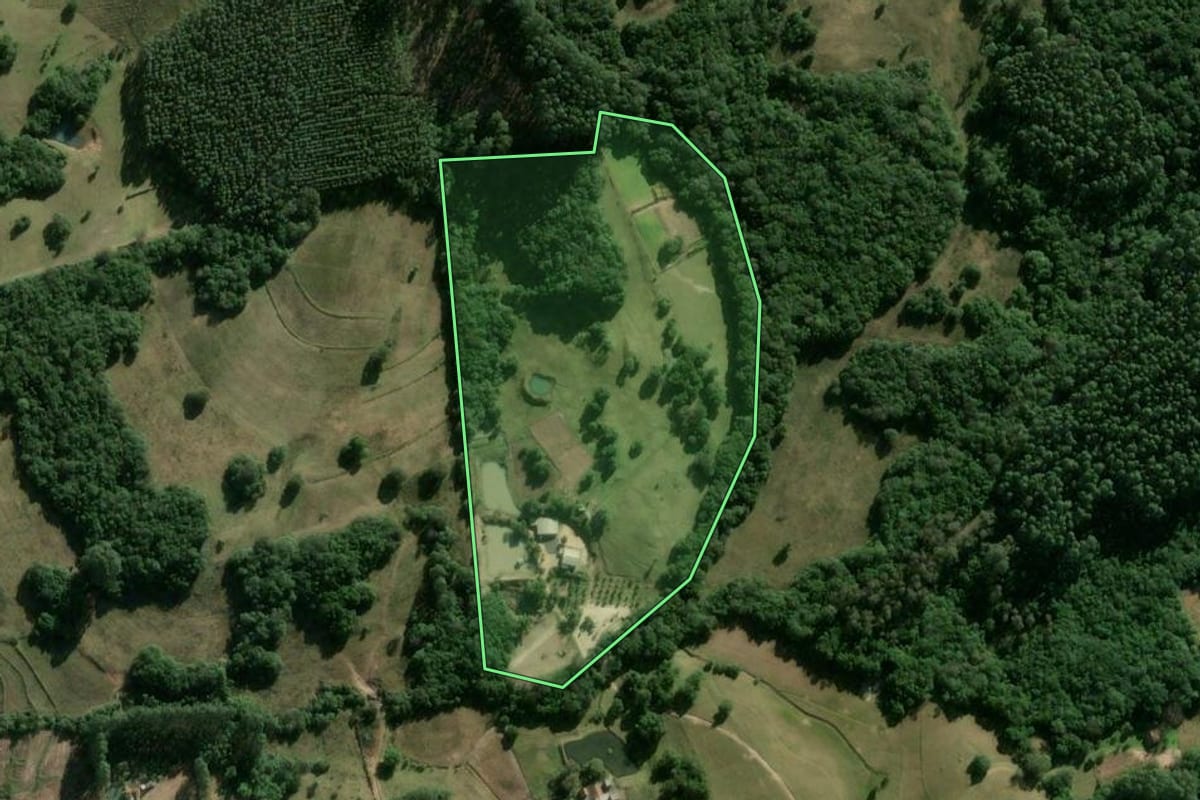 Imagem de satélite do imóvel rural em Sentinela do Sul (RS), com o contorno declarado no CAR desenhado por cima.