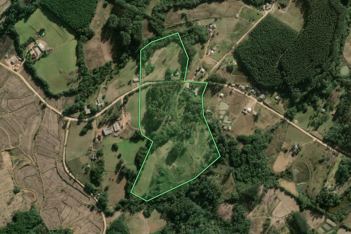 Imagem de satélite do imóvel rural em Sentinela do Sul (RS), com o contorno declarado no CAR desenhado por cima.