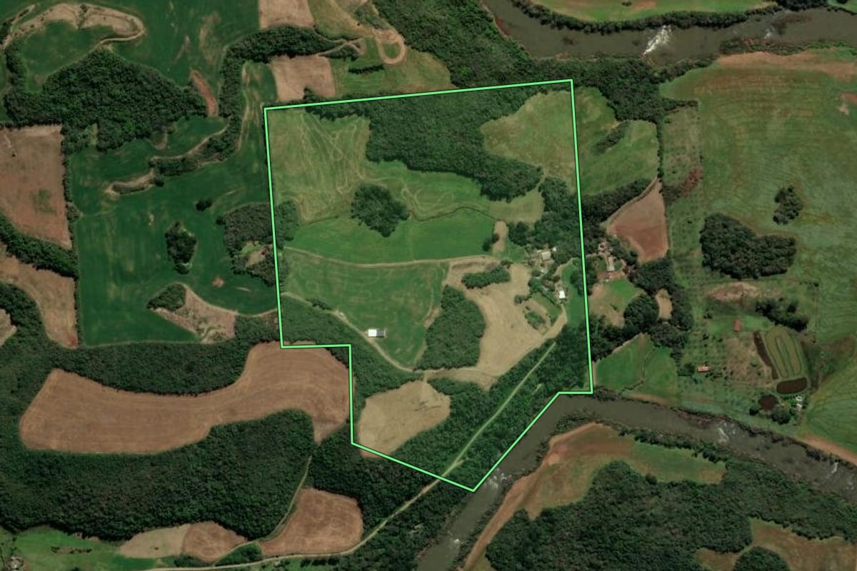 Imagem de satélite do imóvel rural em Serafina Corrêa (RS), com o contorno declarado no CAR desenhado por cima.