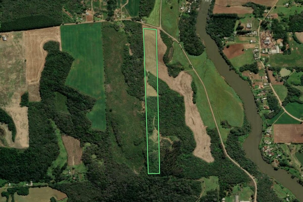 Imagem de satélite do imóvel rural em Serafina Corrêa (RS), com o contorno declarado no CAR desenhado por cima.