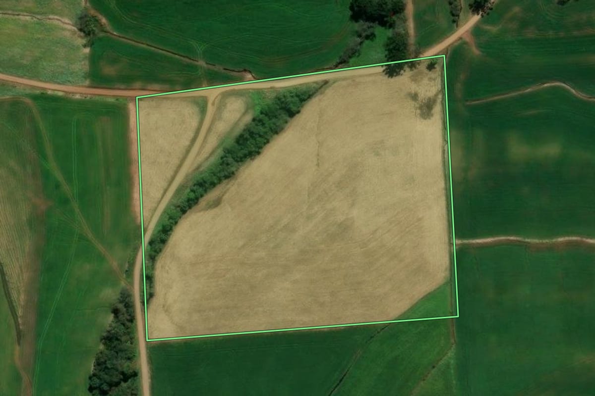 Imagem de satélite do imóvel rural em Serafina Corrêa (RS), com o contorno declarado no CAR desenhado por cima.