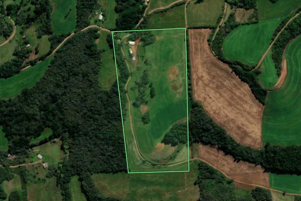 Imagem de satélite do imóvel rural em Serafina Corrêa (RS), com o contorno declarado no CAR desenhado por cima.