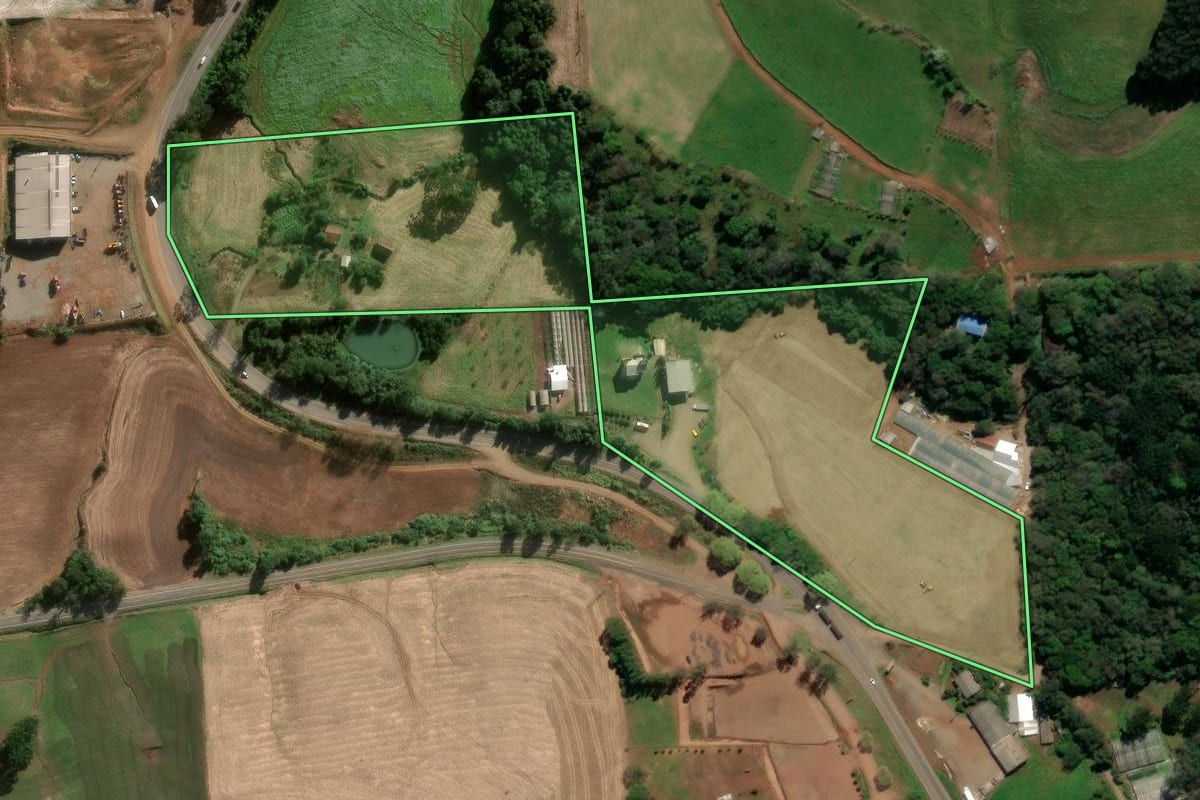 Imagem de satélite do imóvel rural em Serafina Corrêa (RS), com o contorno declarado no CAR desenhado por cima.