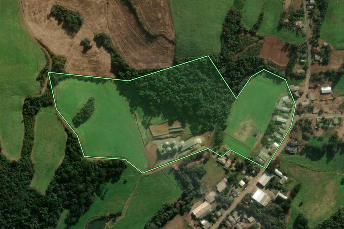 Imagem de satélite do imóvel rural em Serafina Corrêa (RS), com o contorno declarado no CAR desenhado por cima.