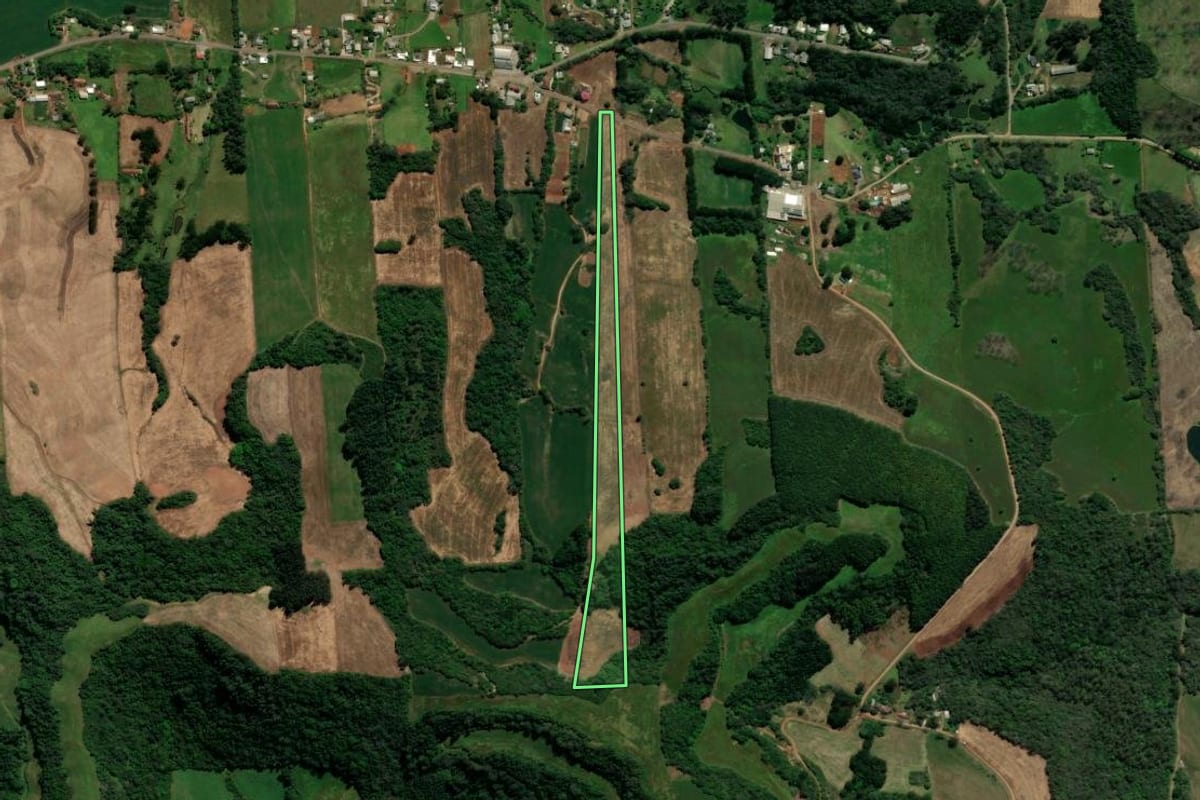 Imagem de satélite do imóvel rural em Serafina Corrêa (RS), com o contorno declarado no CAR desenhado por cima.
