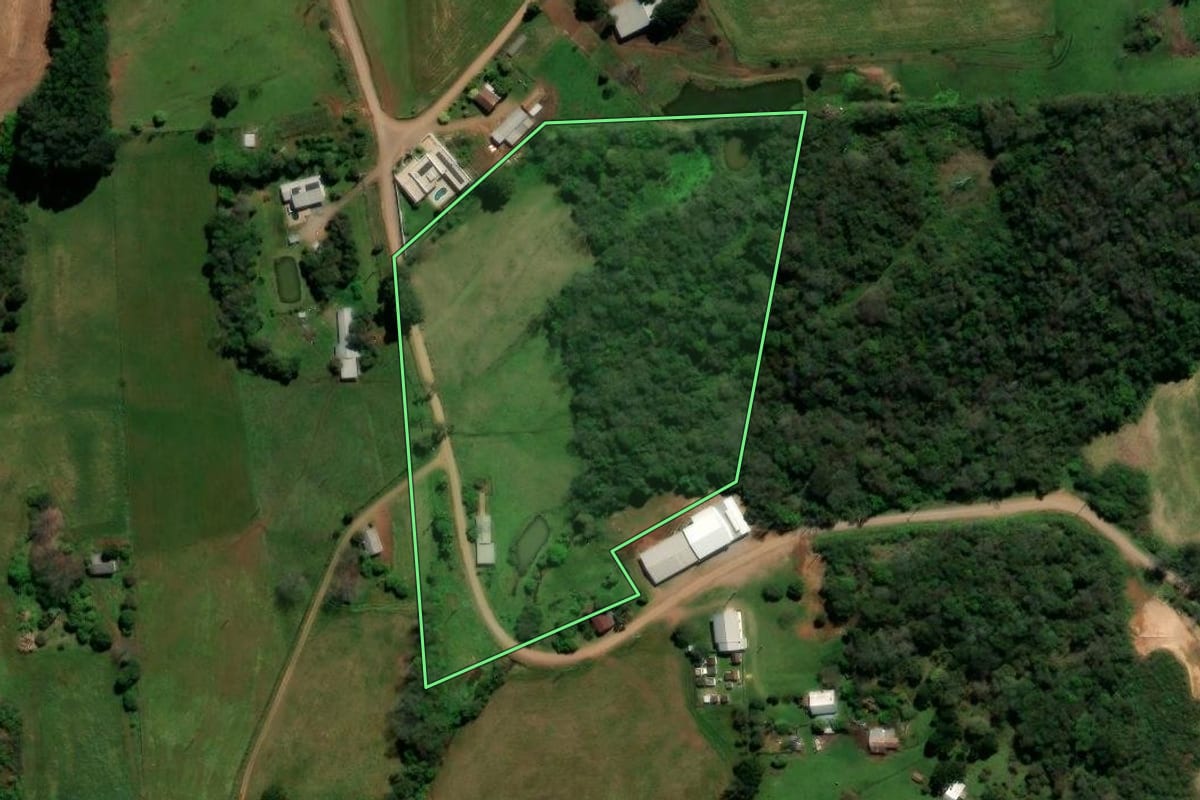 Imagem de satélite do imóvel rural em Serafina Corrêa (RS), com o contorno declarado no CAR desenhado por cima.