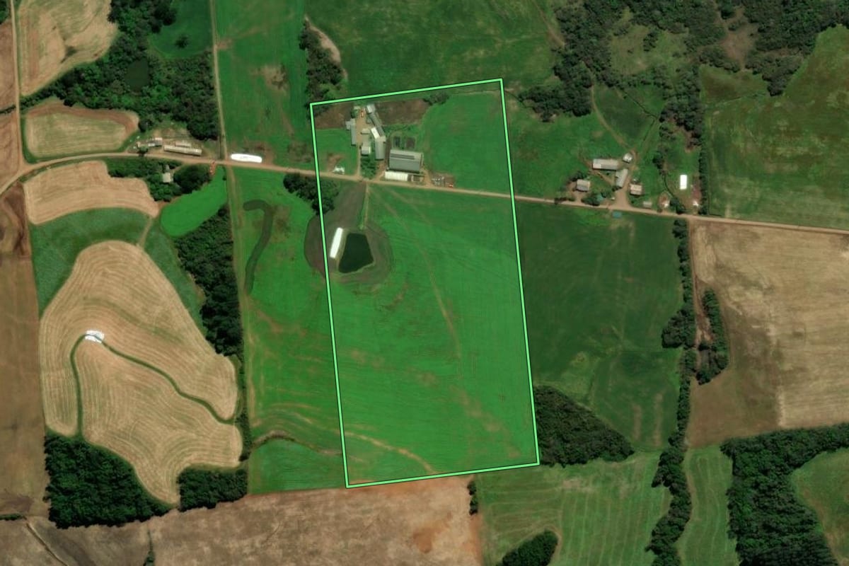 Imagem de satélite do imóvel rural em Serafina Corrêa (RS), com o contorno declarado no CAR desenhado por cima.
