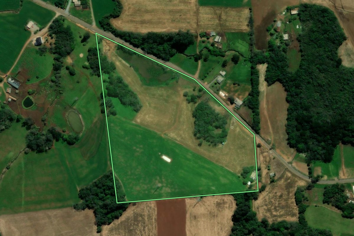 Imagem de satélite do imóvel rural em Serafina Corrêa (RS), com o contorno declarado no CAR desenhado por cima.
