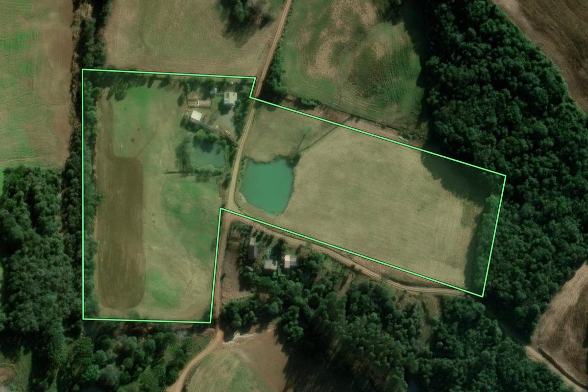 Imagem de satélite do imóvel rural em Serafina Corrêa (RS), com o contorno declarado no CAR desenhado por cima.