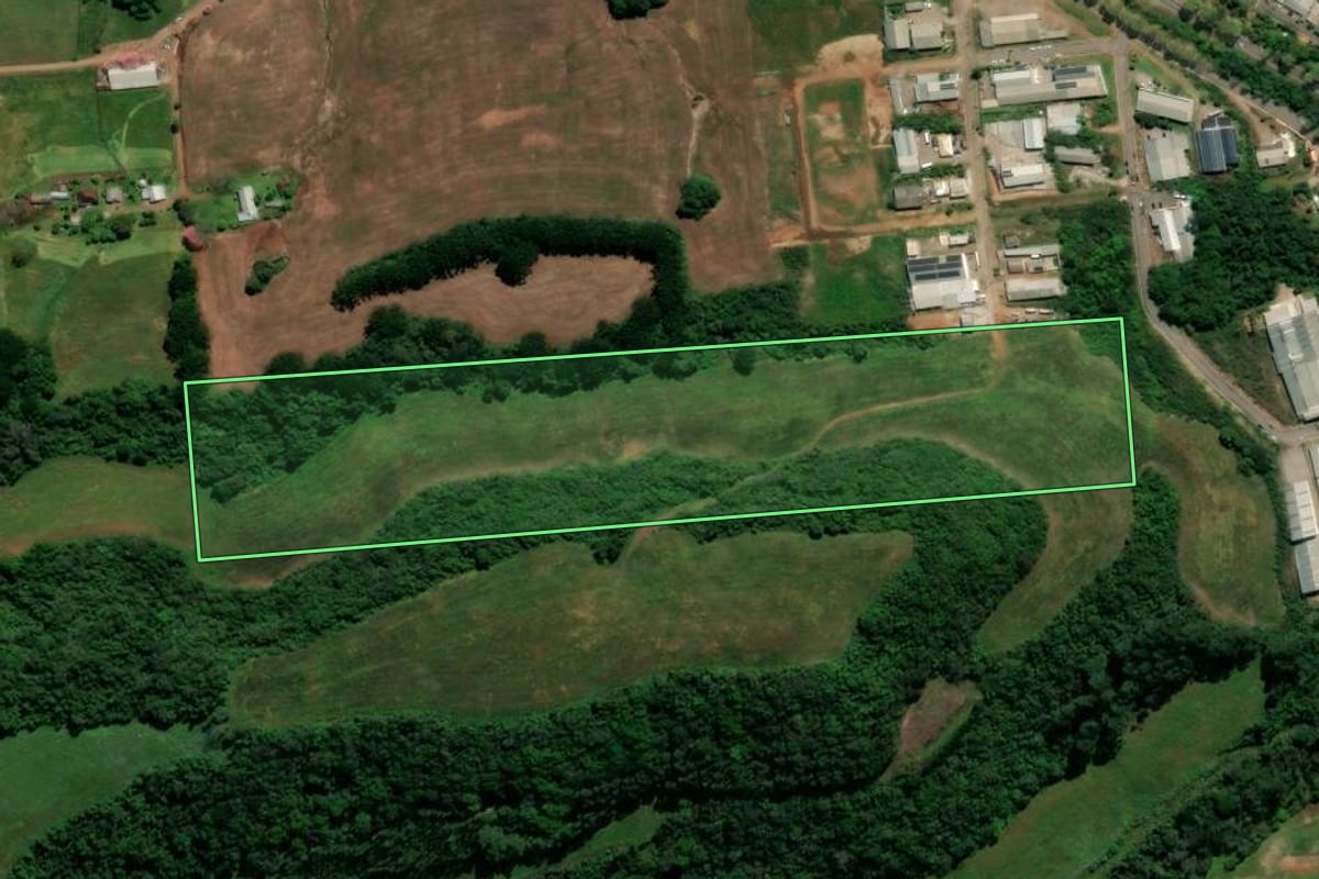 Imagem de satélite do imóvel rural em Serafina Corrêa (RS), com o contorno declarado no CAR desenhado por cima.