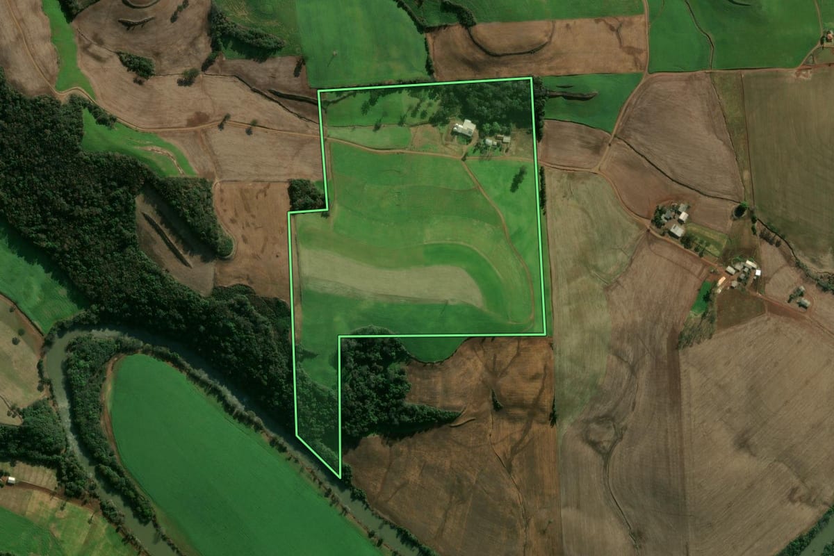 Imagem de satélite do imóvel rural em Sertão (RS), com o contorno declarado no CAR desenhado por cima.